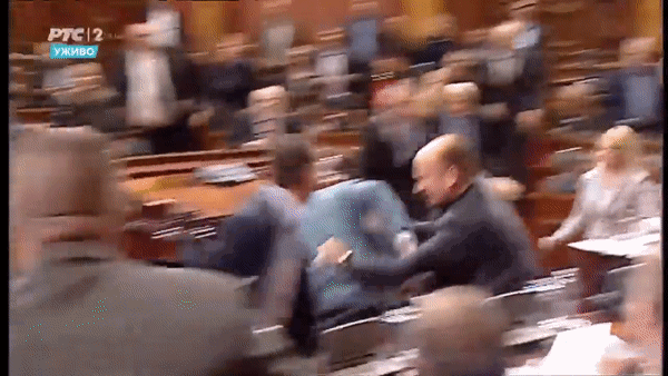 VIDEO Tuča u srpskom parlamentu zbog Crne Gore, vlast okrivila "ološa i fašista"